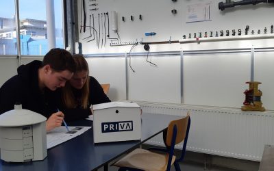 Studenten van Aeres Hogeschool Dronten nemen Priva klimaatsensoren in gebruik